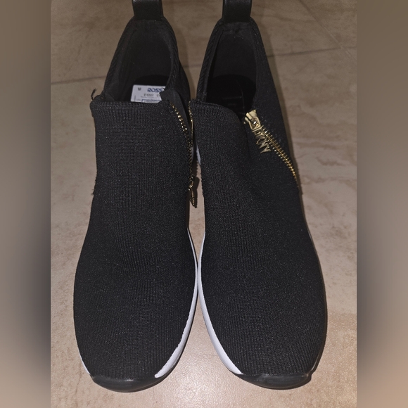 DKNY Donna Karan Black and Gold Sneakers NEW size 8.5 - Picture 4 of 11